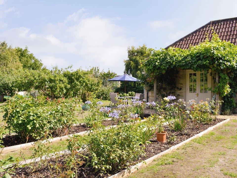 Well-maintained gardens | Le Jardin - Manor Farm Barns, Tarlton, Cirencester
