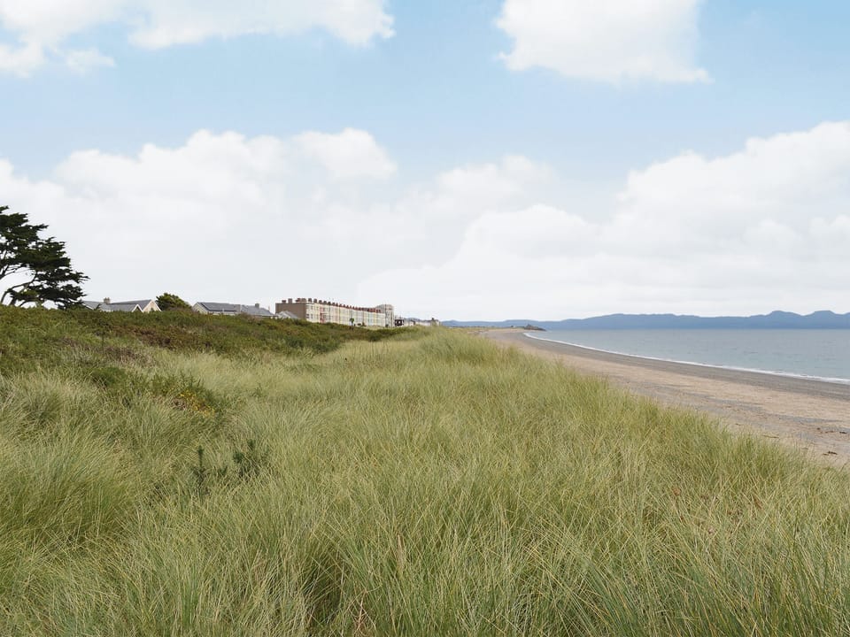 Beautiful sandy beach a short stroll away | Glan-Mor, Pwllheli