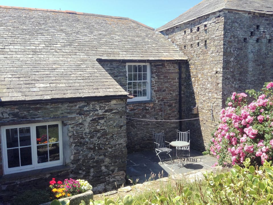Enclosed rear courtyard with outdoor furniture | Meadwell - Trebarwith Farm Cottages, Trebarwith, Delabole