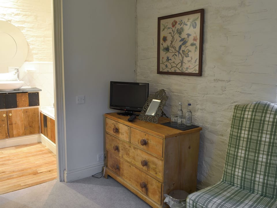 Twin bedroom with en-suite | The Shooting Lodge, Colquite, Washaway