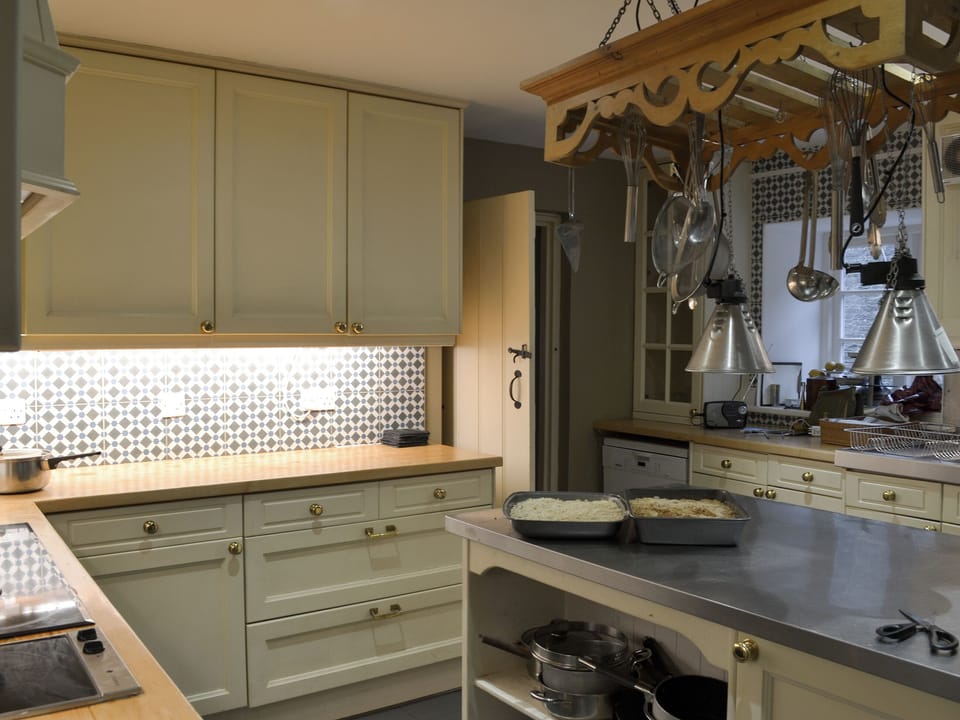 Lovely country kitchen | The Shooting Lodge, Colquite, Washaway