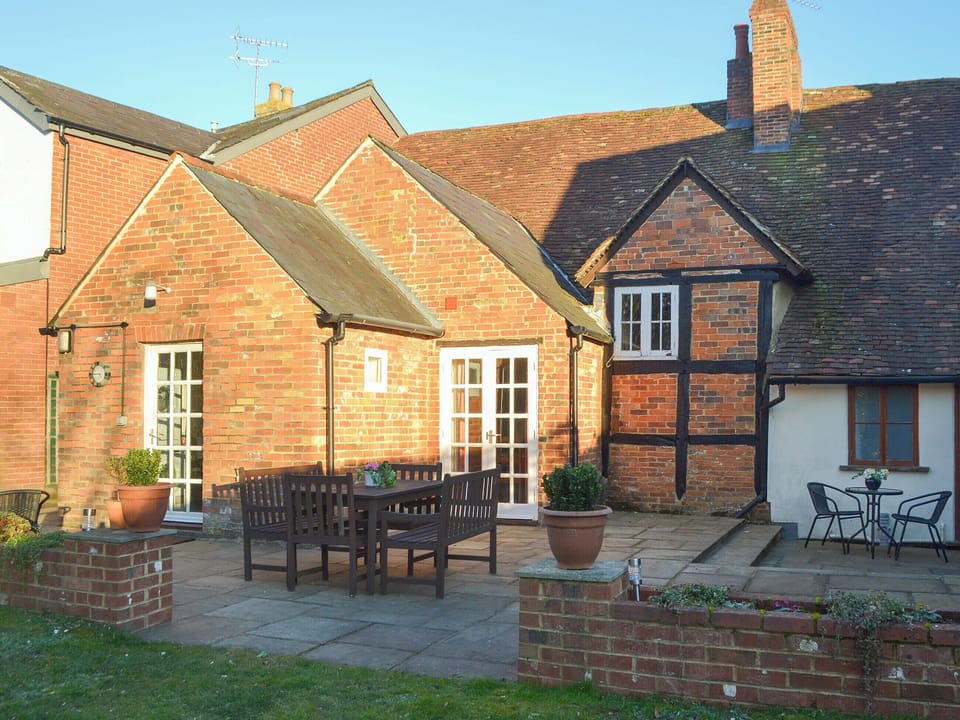 Shared patio area and garden | Tudor Cottage - Tudor Cottages, Romsey
