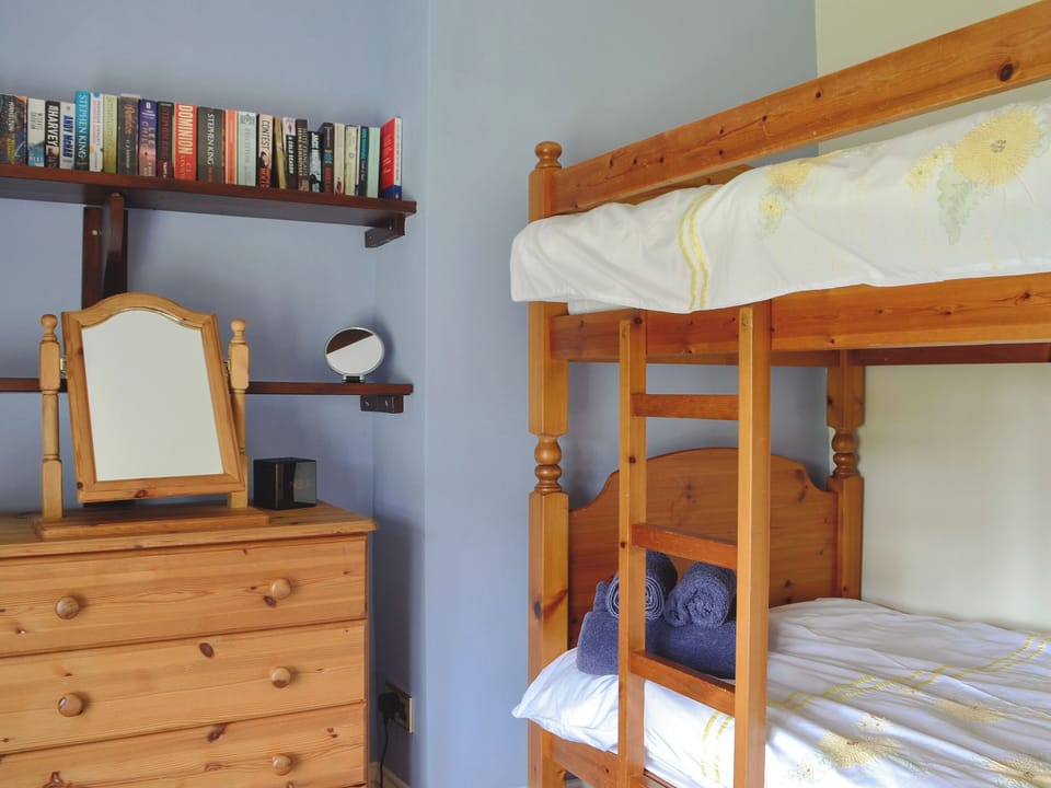 Large, comfrtable double bedroom | Oak Tree Cottage, Brierley