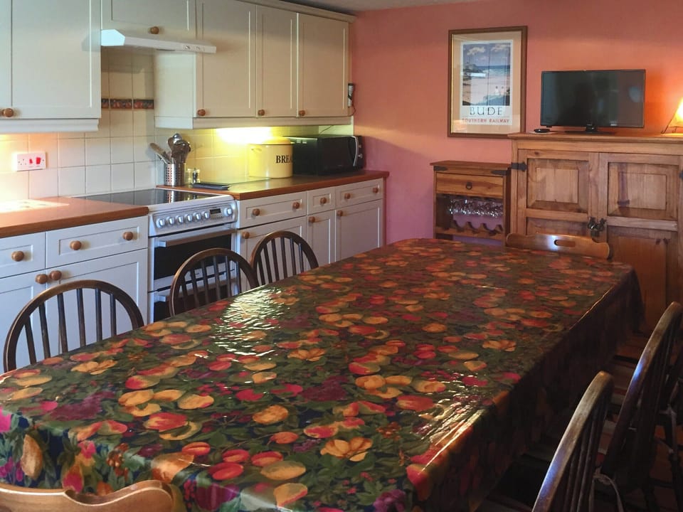 Lovely farmhouse style kitchen/diner | Tremaer, Bude