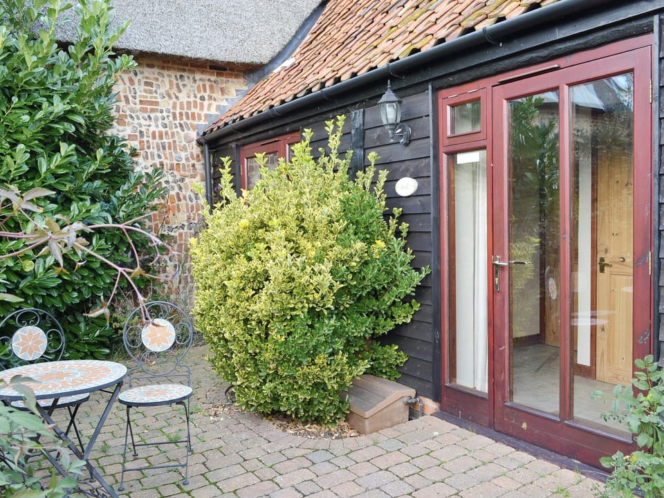 Sitting-out-area | Basil, Catfield