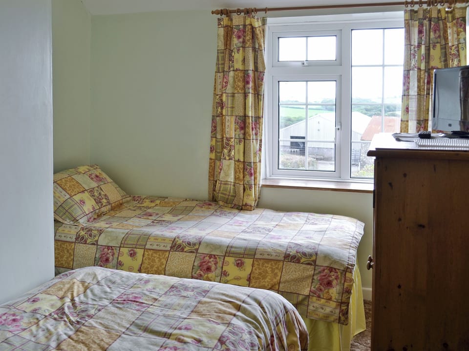 Twin bedroom | Granny Bond&rsquo;s Farmhouse, Buckland Brewer