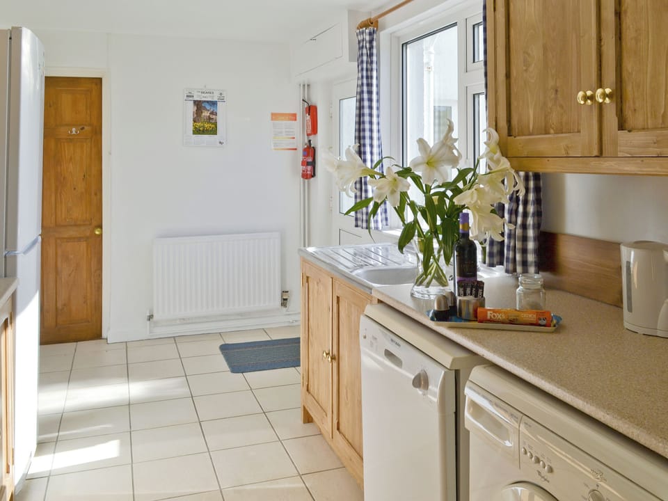 Comprehensively equipped kitchen | Granny Bond&rsquo;s Farmhouse - Craneham Farm, Buckland Brewer