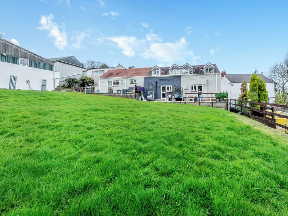 Garden and grounds | Ty Berllan - Cefn Gorwydd Cottages, Gowerton, Gower