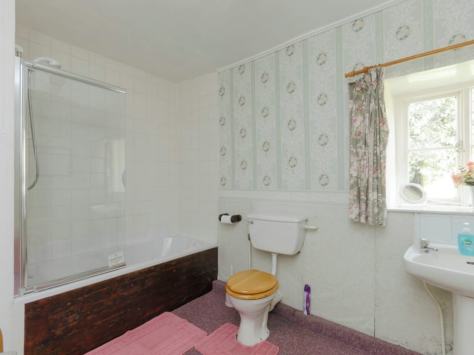 Family bathroom with shower over bath | Bank Top Cottage - Church Bank Cottages, Hathersage