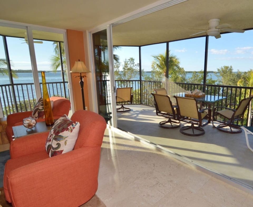 L-shape wrap-around screened lania terrace with 2 ceiling fans 