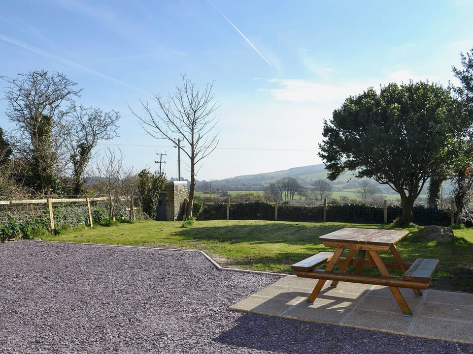 Large enclosed lawned garden with patio and garden furniture | Llain Gam, Llaneilian, near Amlwch