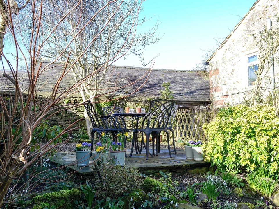 Garden with patio, garden furniture and BBQ | Dick &rsquo;n&rsquo; Liddy&rsquo;s Cottage, Gargrave, near Skipton