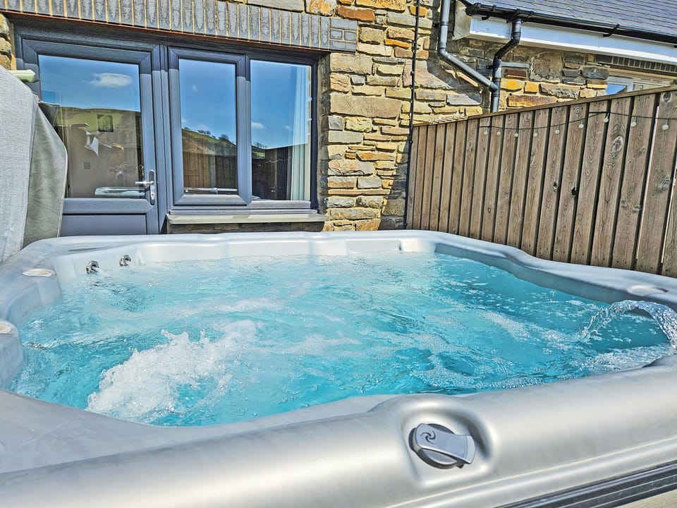 Hot tub | Bwlch Y Person Barns -Cartws - Bwlch Y Person Barns, Dihewyd, near Aberaeron