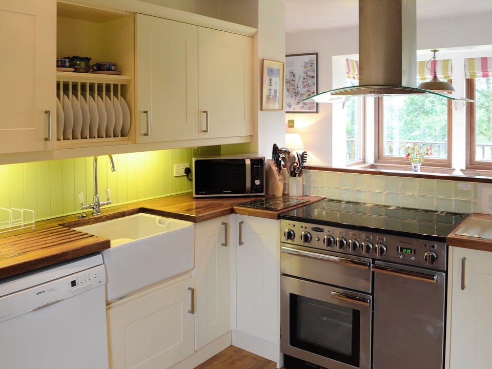 Well-equipped kitchen | Allt Beag (Little Streams), Achintraid, near Lochcarron