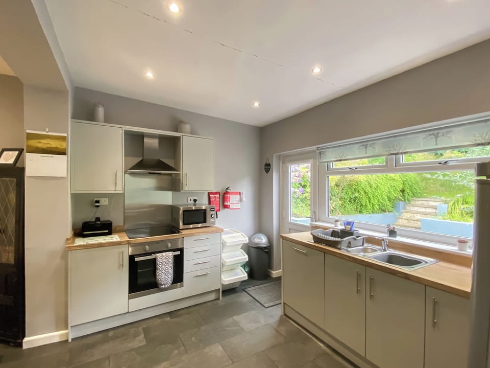 Well equipped kitchen | Ty Howton, Craig-Cefn-Parc, near Clydach