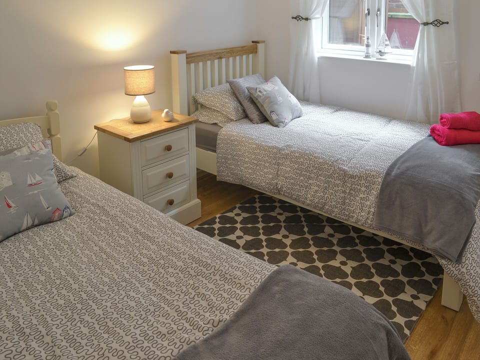 Cosy twin bedroom | Number 7, Whitby