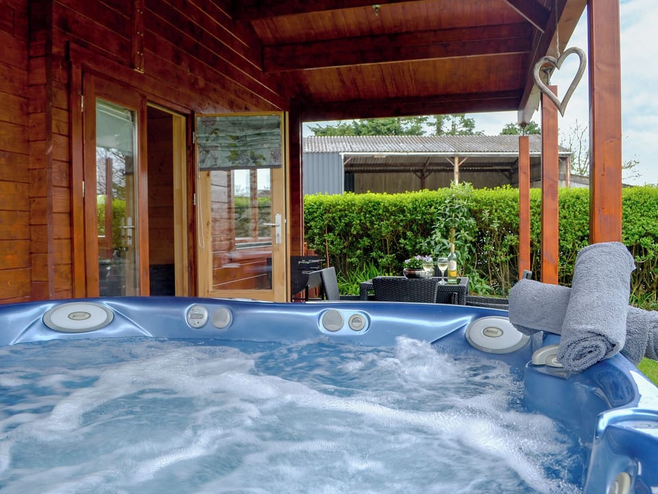 Relaxing hot tub | Ty Pren, Dyffryn Ardudwy, near Barmouth
