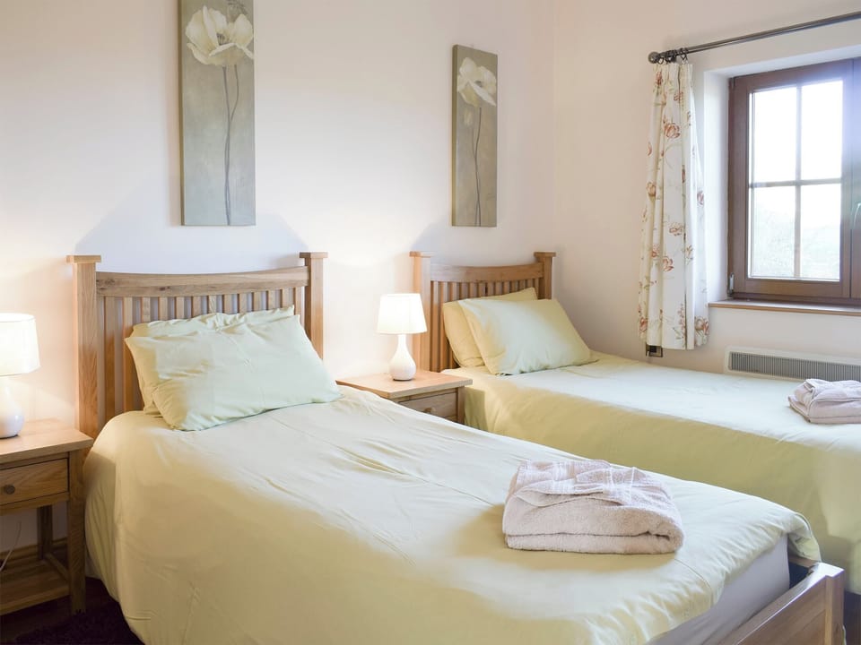 Comfortable twin bedroom | Gwel-Y-Llyn - Ffynnonmeredydd Cottages, Mydroilyn, near Aberaeron