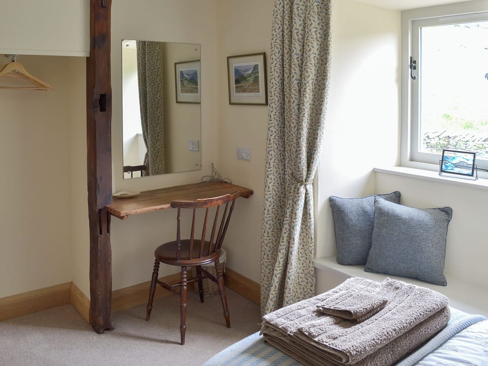 Sunny twin bedded room | Brow View Cottage, Ravenstonedale, near Kirkby Stephen