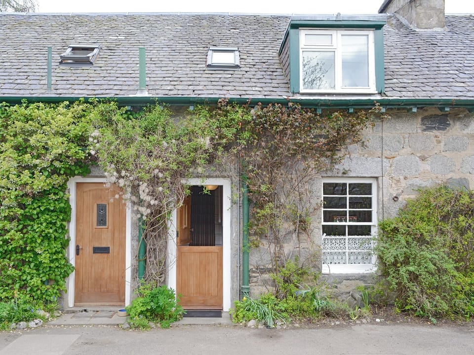 Delightful traditionally-built holiday home | Larch Cottage, Kirkmichael, near Pitlochry