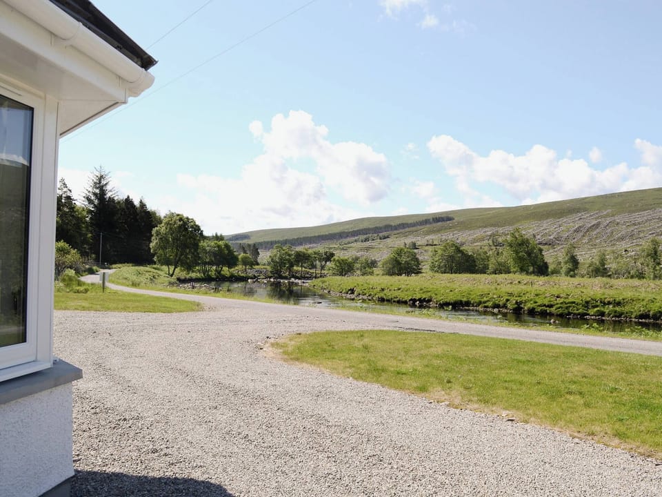 Nestling in breathtaking scenery and adjoining the beautiful River Cassley | March Cottage, Glen Cassley, near Lairg