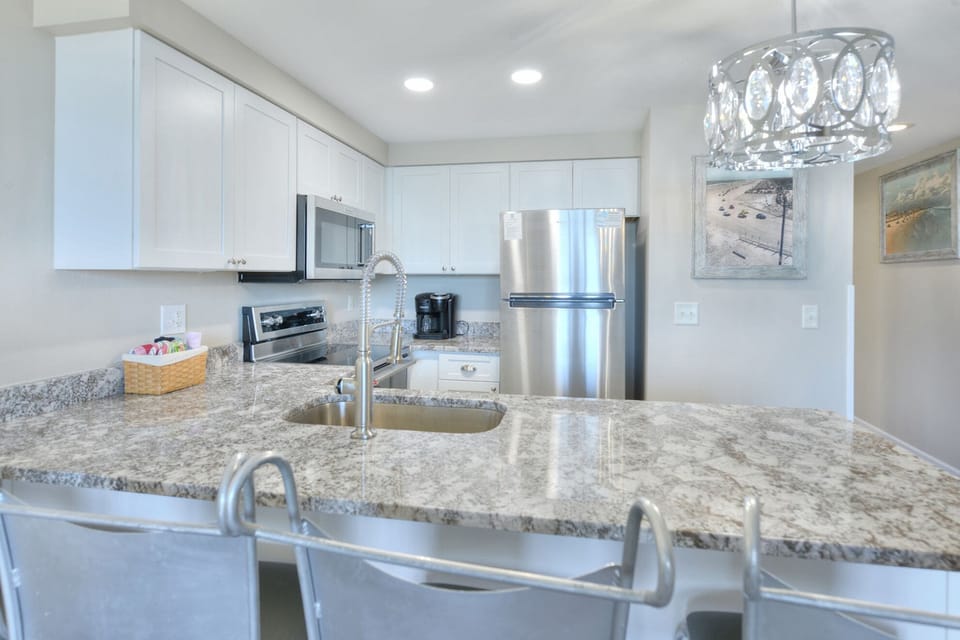 Kitchen stocked for cooking ⭐ Full fridge, stove, oven
