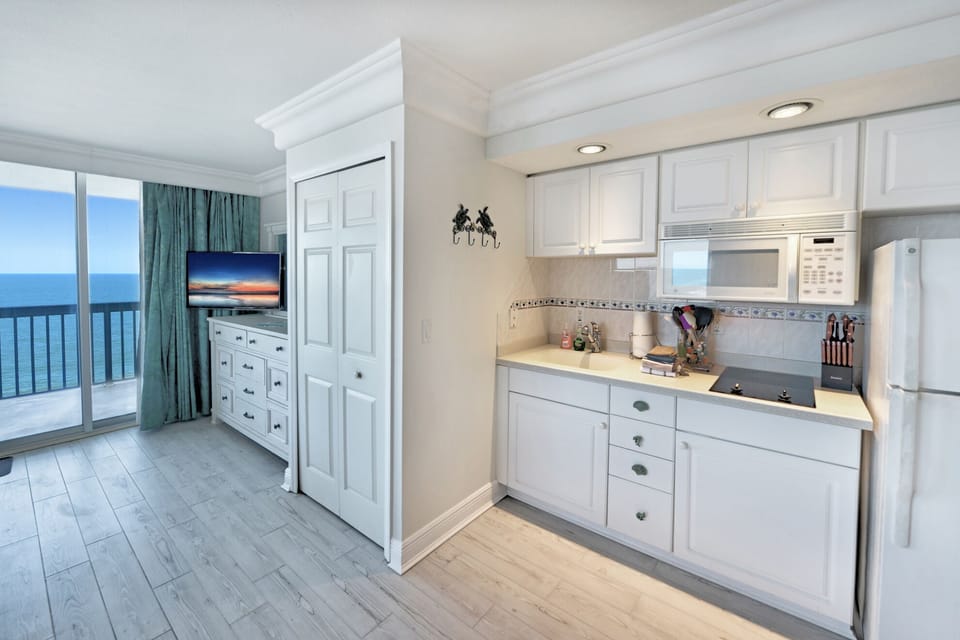11th floor Ocean Front corner studio