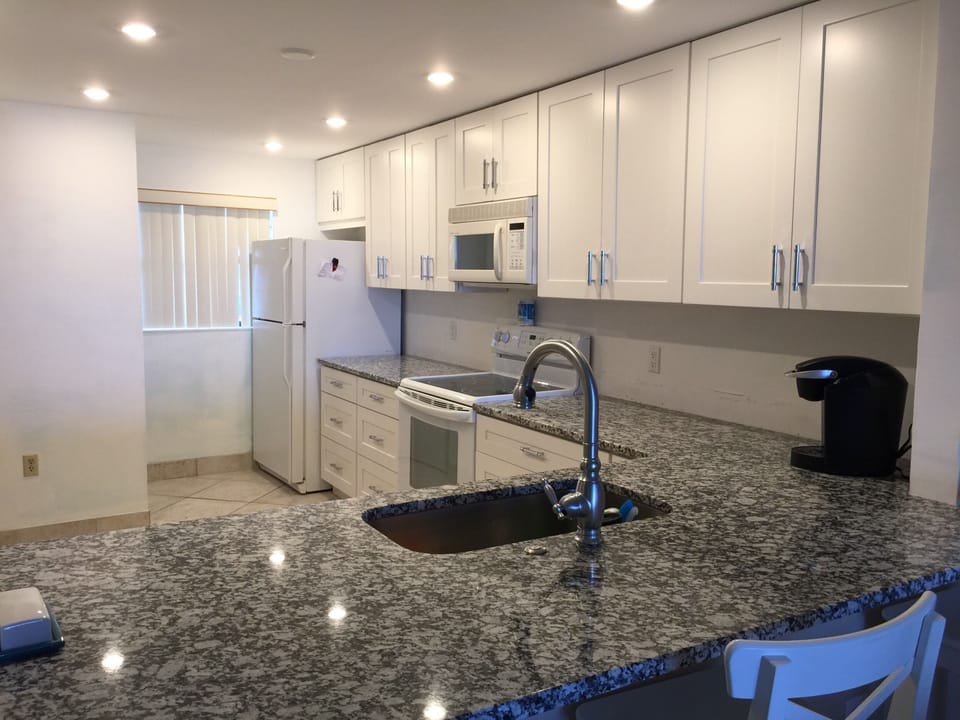 Breakfast bar facing Kitchen - 3 bar stools
