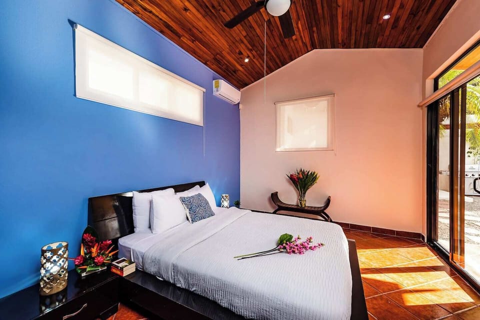Master bedroom with a queen bed, perfect for a Langosta Beach vacation rental in Tamarindo.