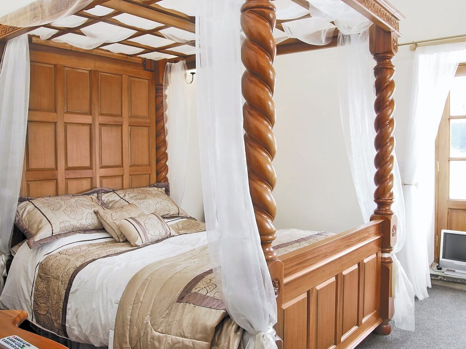 Four Poster bedroom | Stable Cottage, Kennythorpe near Malton