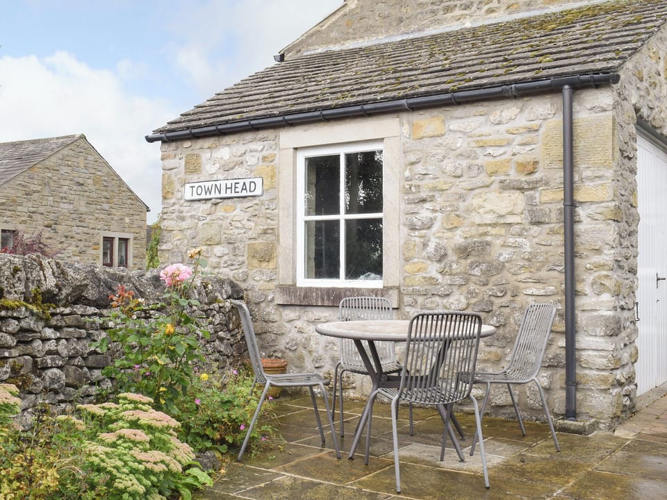 Paved patio area with outdoor furniture | Westgarth, Grassington