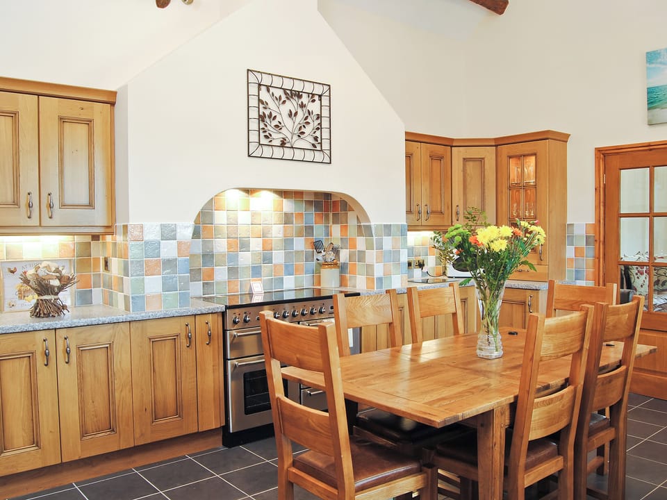 Kitchen/diner | Beudy Hen and Ysgubor - Ysgubor, Harlech