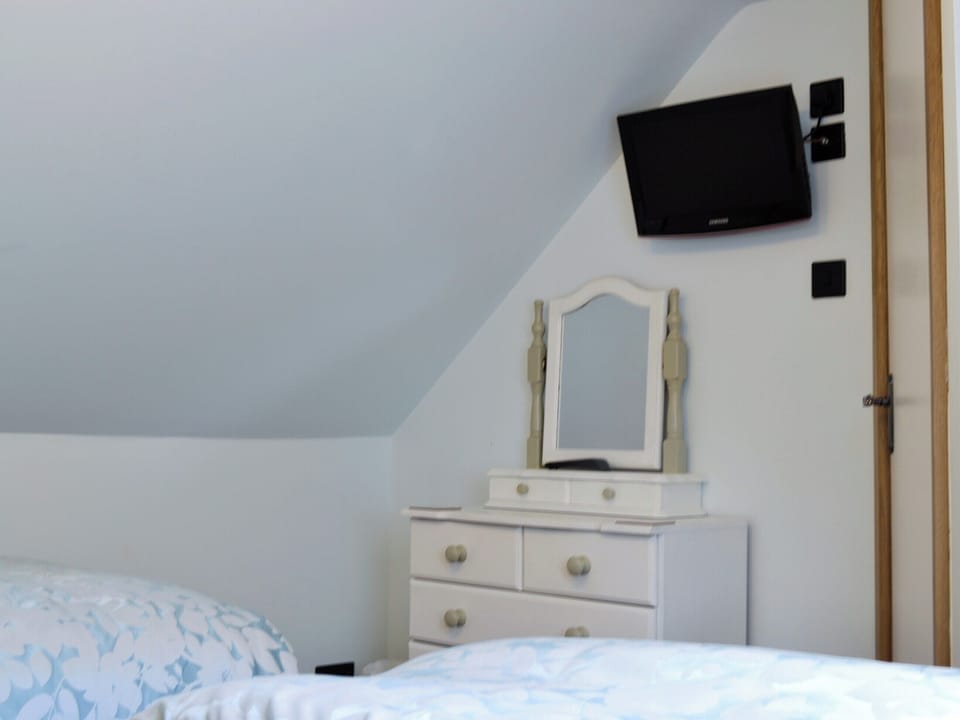 Twin bedroom | Dove Cottage, Ampney Crucis, nr. Cirencester