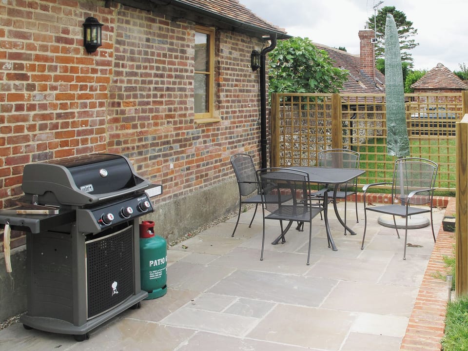 Outdoor eating area | Fig Cottage, East Brabourne, nr. Ashford