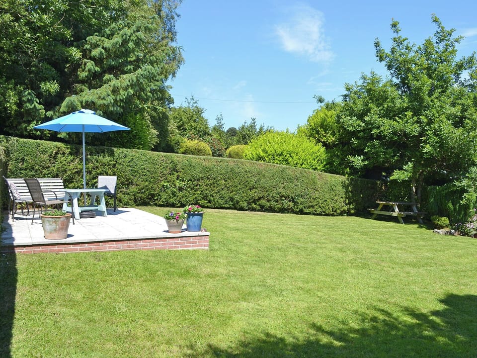 Peaceful garden with sitting-out area | Didfa, Llangoed, near Beaumaris