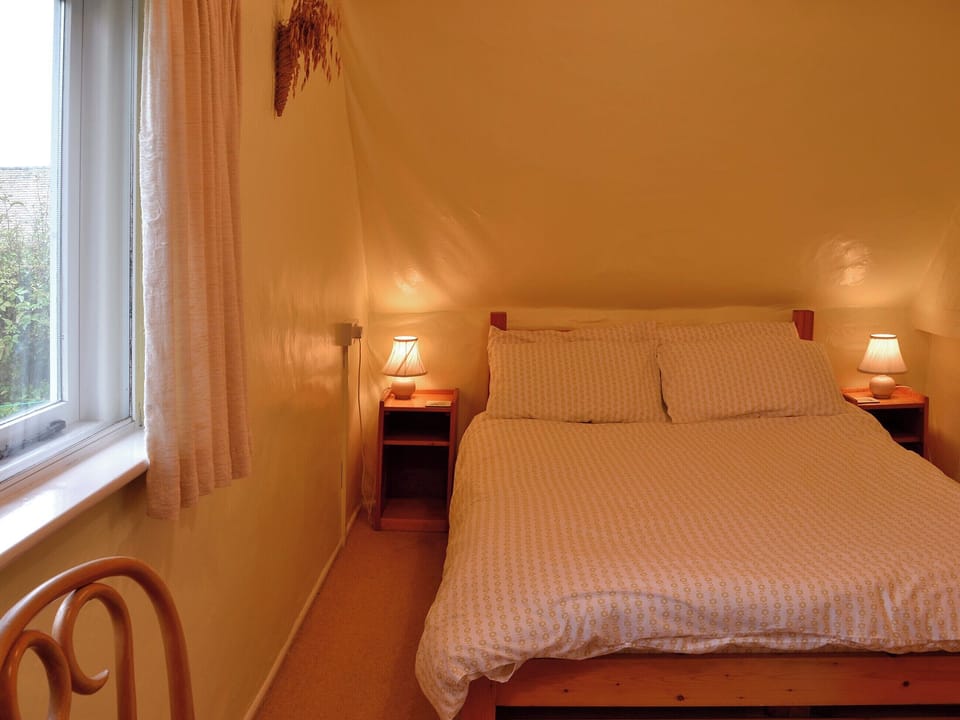 Double bedroom | October Cottage, Aughton, nr. Marlborough