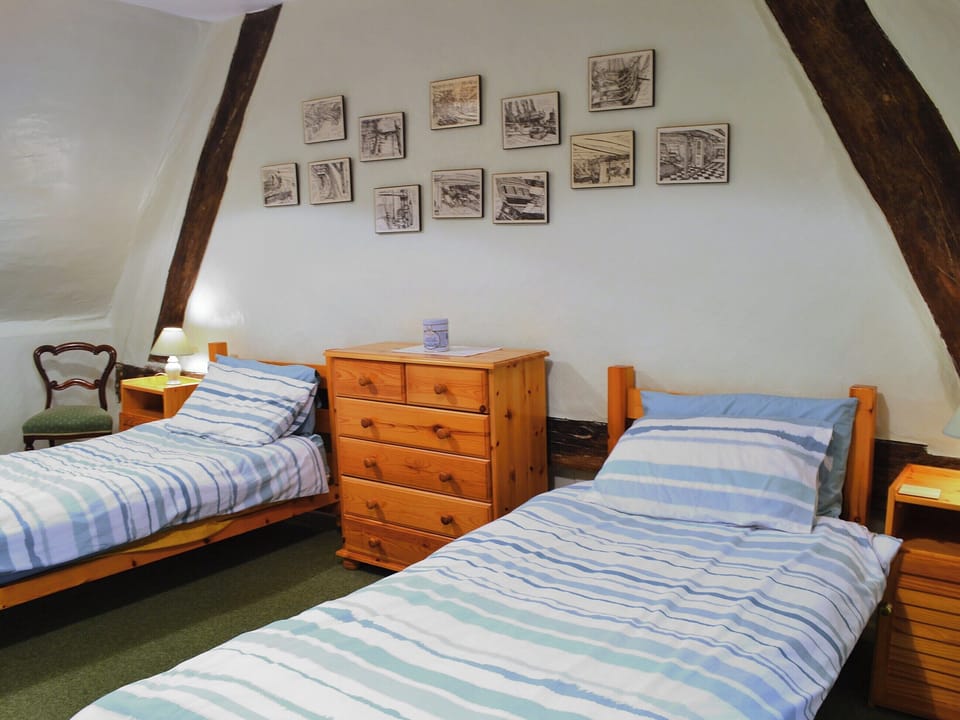 Twin bedroom | October Cottage, Aughton, nr. Marlborough