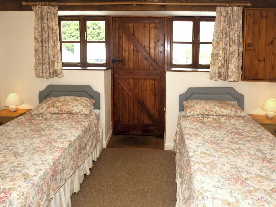 Twin bedroom | Barrowmead Cottage, Winscombe