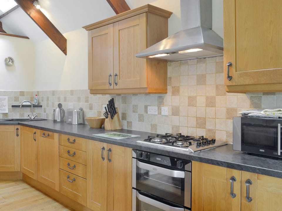 Well-equipped fitted kitchen | Cider Barn - Burracott Farm, Poundstock, Bude