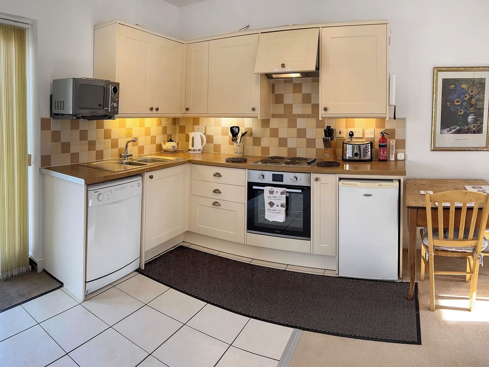 Well-equipped fitted kitchen | Bentinck - Tathwell Lodge, Little Tathwell, near Louth