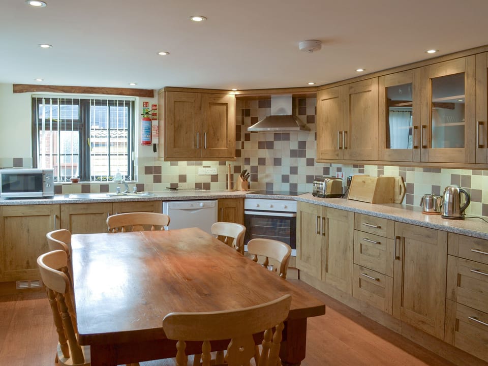 Spacious well-equipped kitchen and dining room | Clyst William Barn - Little Clyst William Farm Cottages, Plymtree, near Cullompton