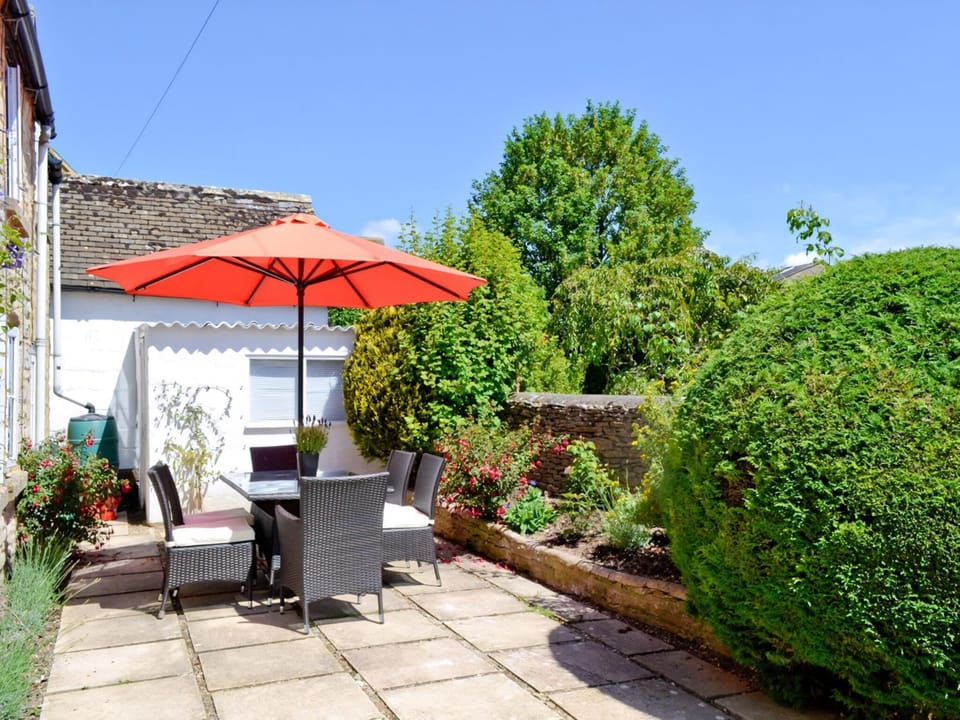 Sitting-out-area | Weavers Cottage, Stow-on-the-Wold