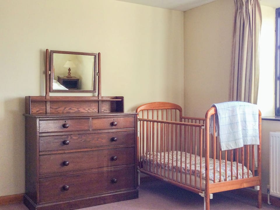 Twin bedroom with children&rsquo;s cot | The Pump House, Hawkesbury Upton