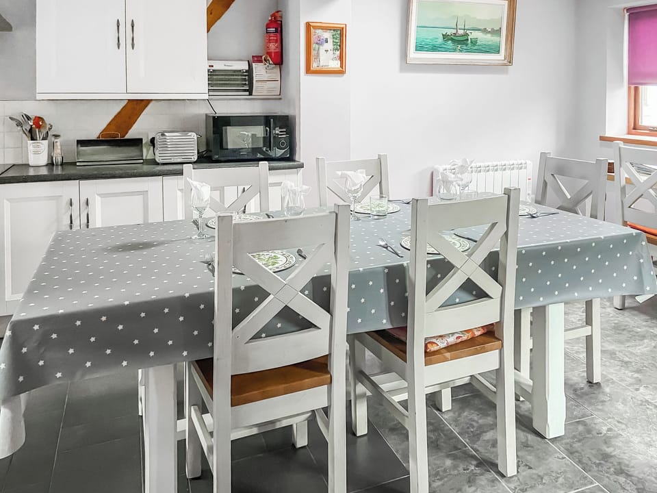Extended dining area with large table | Stocks Tree Cottage, Preston Wynne
