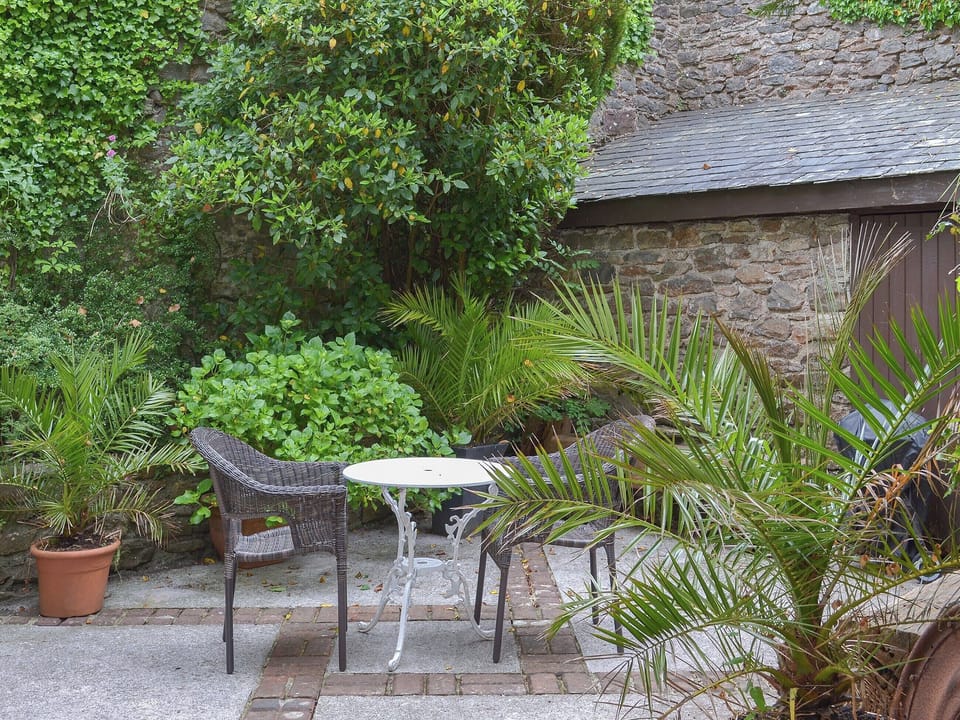 Paved patio garden with outdoor furniture | The Berry - Cobblestones, Marldon, near Paignton