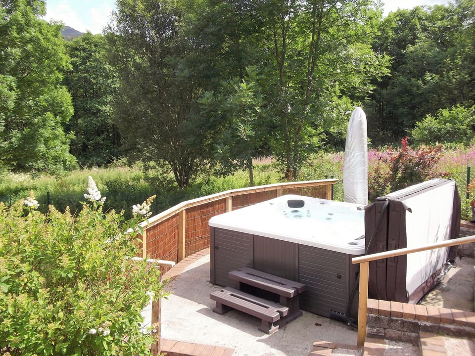Hot tub | Tigh Raineach, Strathyre, Callander