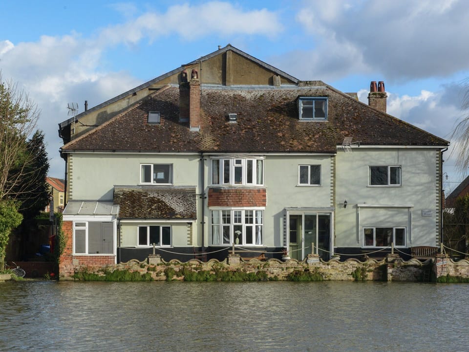 Outstanding riverside holiday home | Riverside House, Beccles