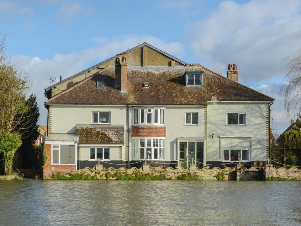 Stunning holiday home | Riverside House, Beccles