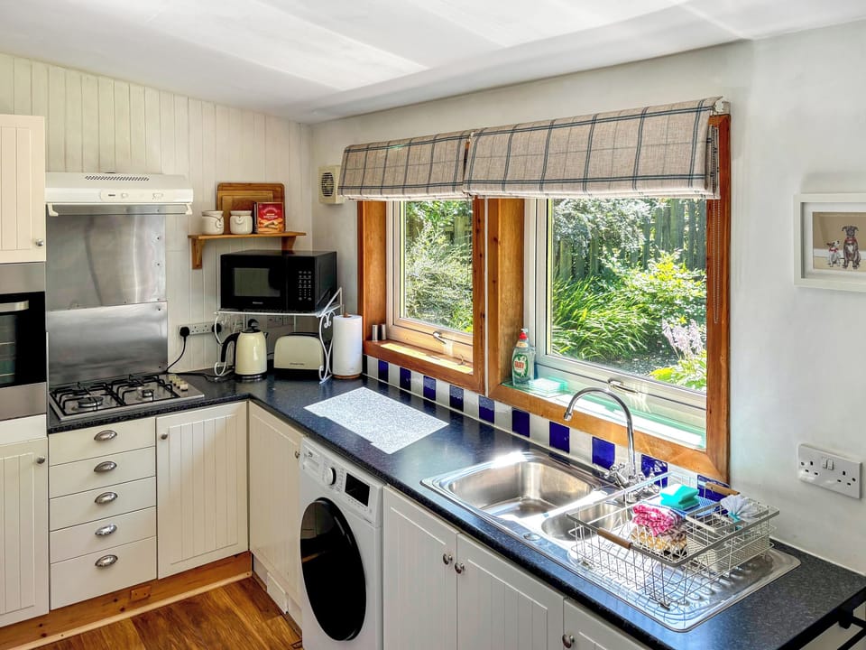 Well equipped kitchen | The Heron, Ardentinny near Dunoon
