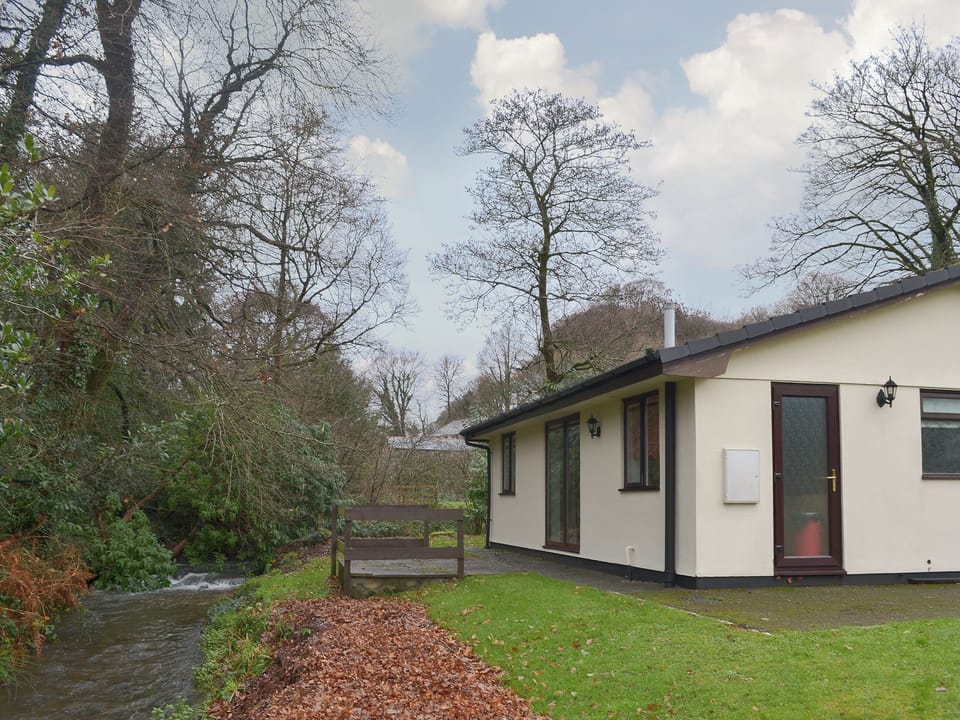 Lovely holiday bingalow beside a tumbling stream | Heligan - Rosecraddoc Holiday Village, Liskeard